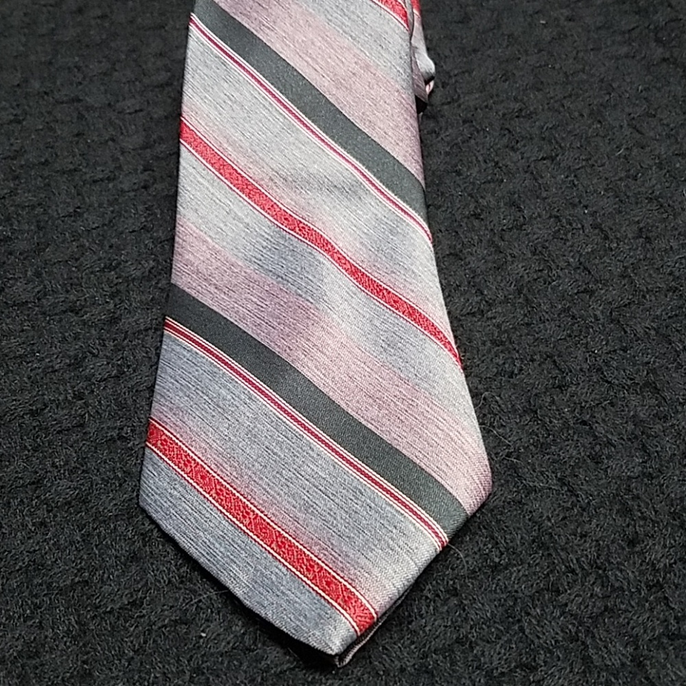 VTG Johnny Carson gray/red/black striped men's tie